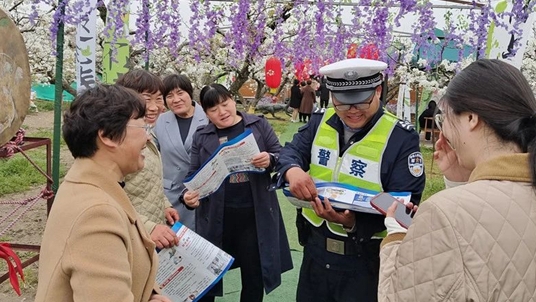 安徽泗縣交警戲場說安全